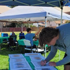 Student signing picture