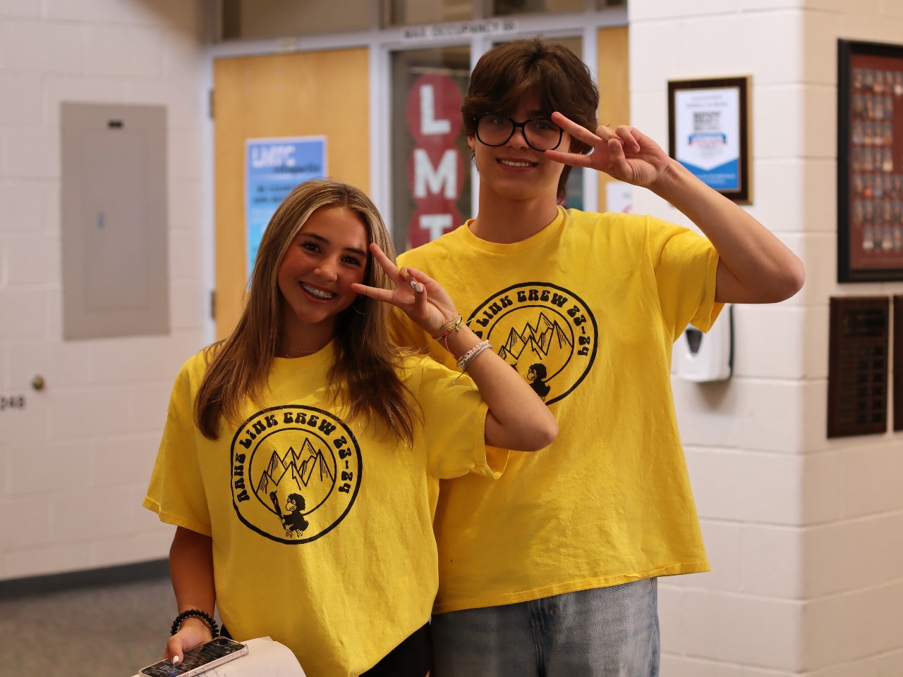 Link Crew members greet incoming 9th graders.