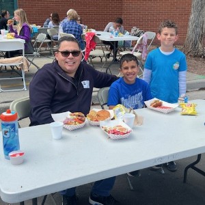 Dad and kids eat lunch