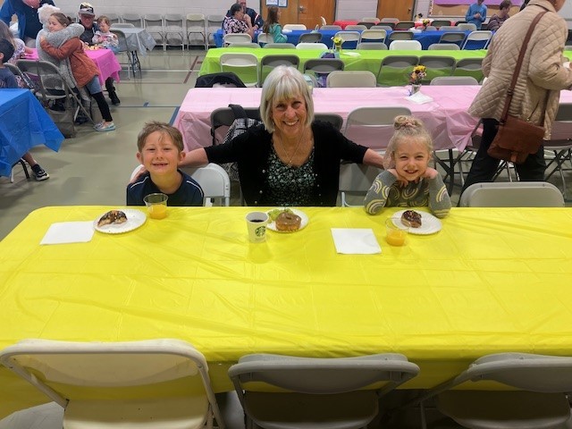 Students enjoy breakfast with their special friend.