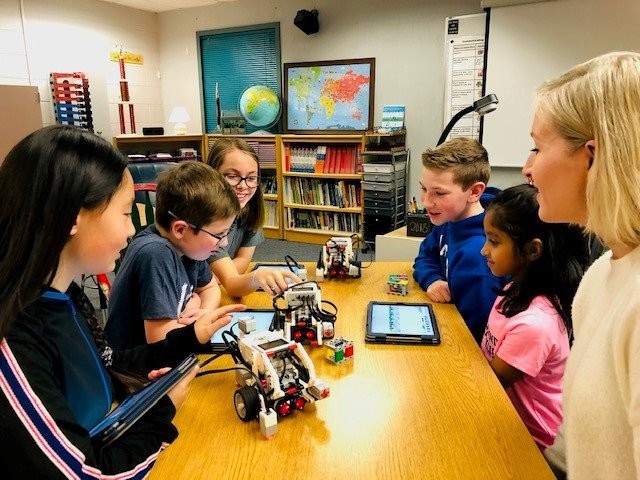 ATES students program robots together in class.