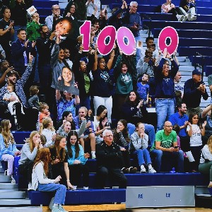 Crowd holding up numbers spelling "1,000" to celebrate Brooklyn's 1000th point